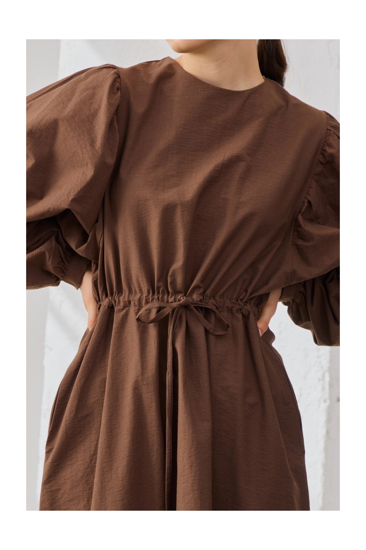 Qanu Pamuklu Büzgülü Elbise Kahverengi