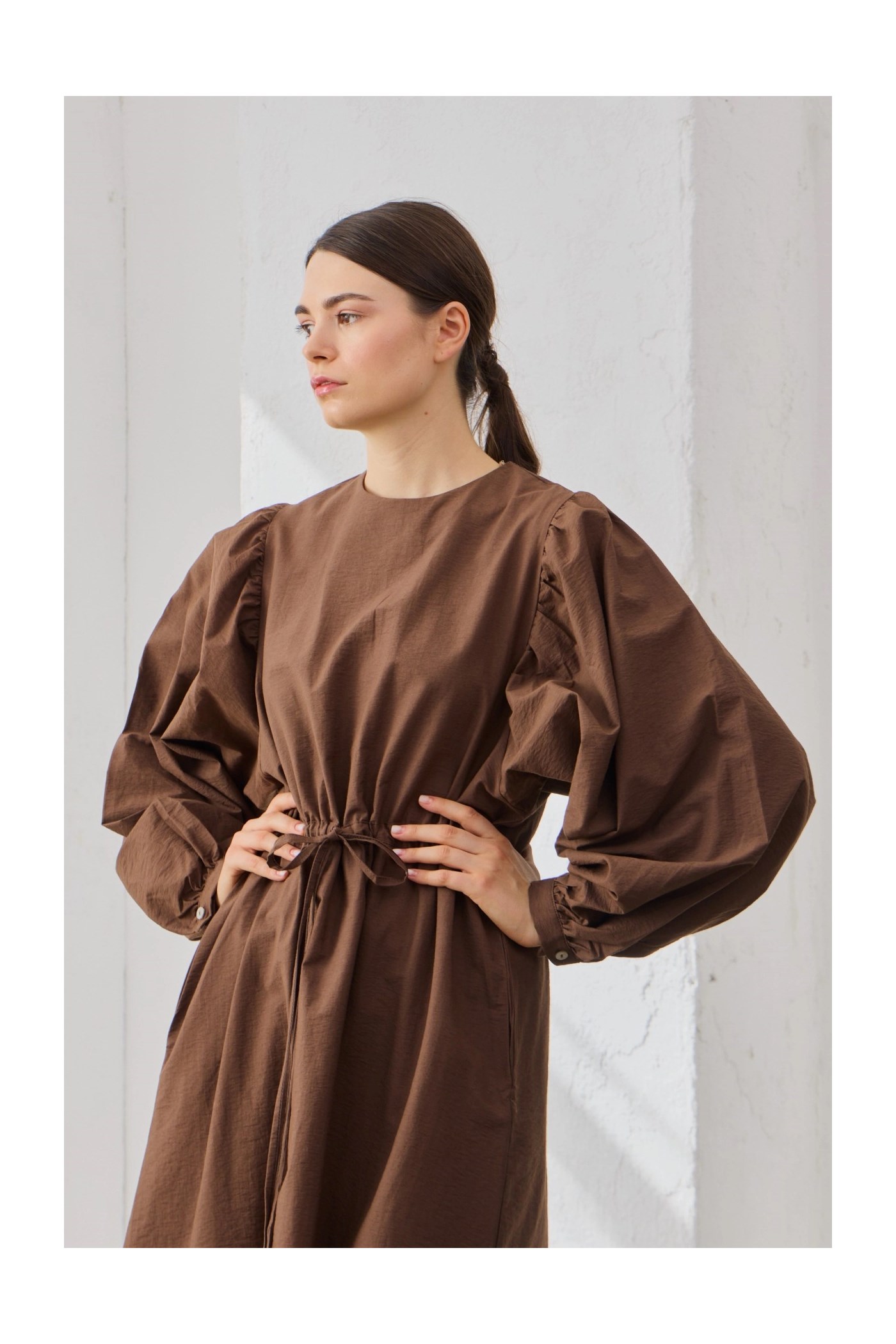 Qanu Pamuklu Büzgülü Elbise Kahverengi